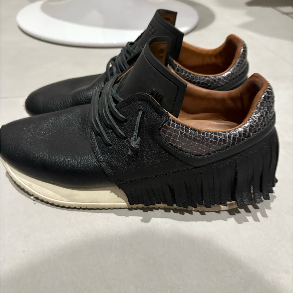 Esseutesse Stylish Black Leather Women’s Sneaker with Fringe 39